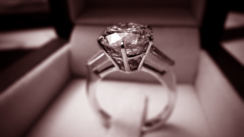 點頭答應求婚前，妳得先留著這份清單...行家的「12星座最適鑽石」挑選守則