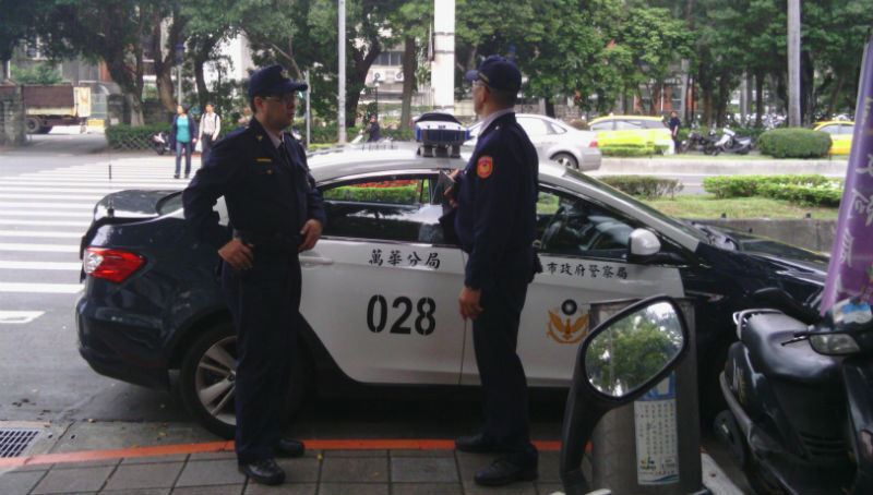 警察要求看個證件就被砲轟...大家摸著良心說：台灣是個警察國家嗎？