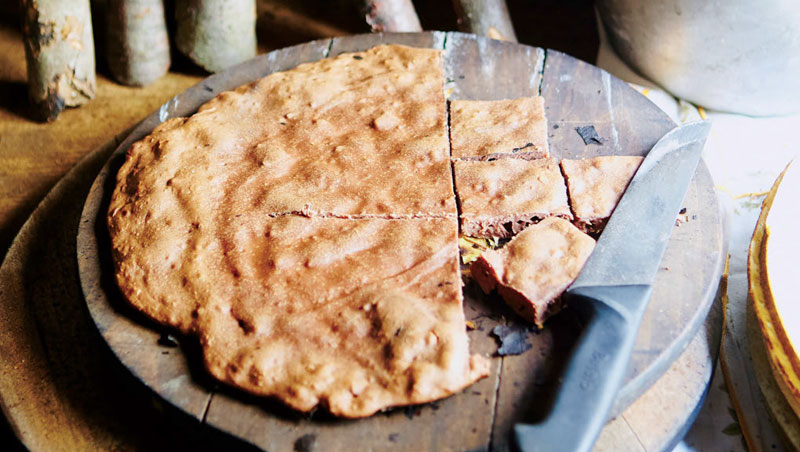 這個蛋糕以栗子麵粉為原料，並放在平底鍋裡以明火烘焙製成。