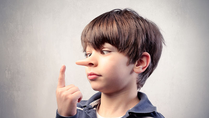 以手遮口、玩弄物品、說話速度變慢...國際犯罪學專家教你：5個方法分辨小孩是不是在說謊