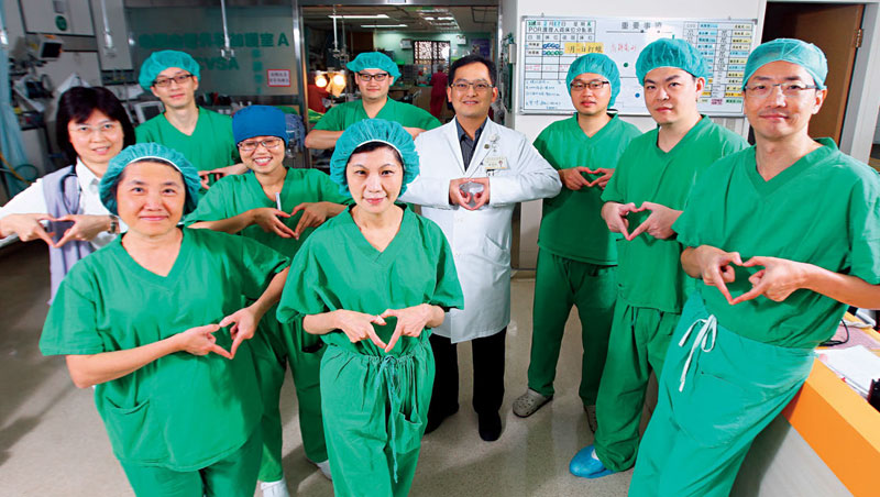 由榮總醫師陳嬰華（前排左２）、張效煌（右１）組成的導管瓣膜團隊，執行手術高達140 件，成為跨科合作的典範。