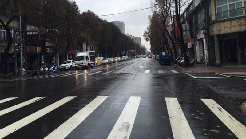 上班要帶雨具，冷氣團跟著大雨一起到！比昨天至少降9度，越晚會越冷