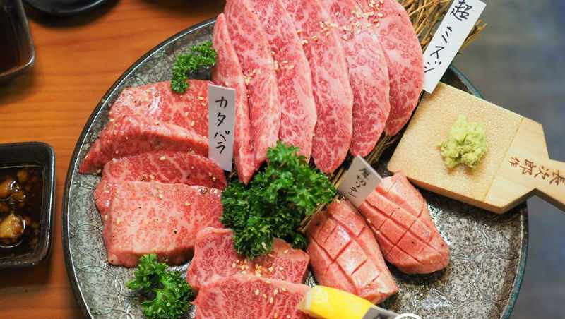 日本燒肉店點餐攻略》「無骨牛小排」看出一間店水準！這樣點，就能吃到最美味的燒肉