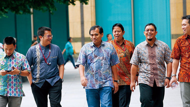 印尼的國服蠟染，不僅大官會穿著參與國際會議，每到週五的國服日，連高階白領也會穿國服上班，最令人意外的是，看似平凡，但一件高級蠟染竟要價上萬元。