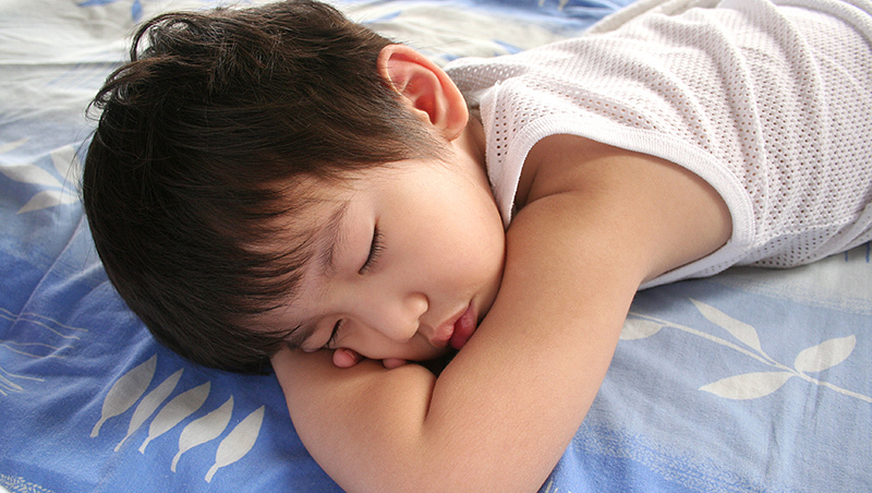 跟寶寶分房睡還是同睡好？國外育兒科學研究：跟父母睡到●歲最健康！