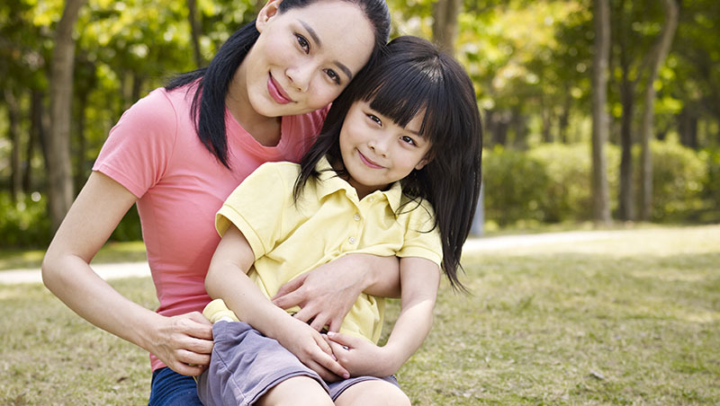 美國研究：骨質疏鬆、心臟病、憂鬱症...媽媽患有這10種疾病，容易遺傳給女兒