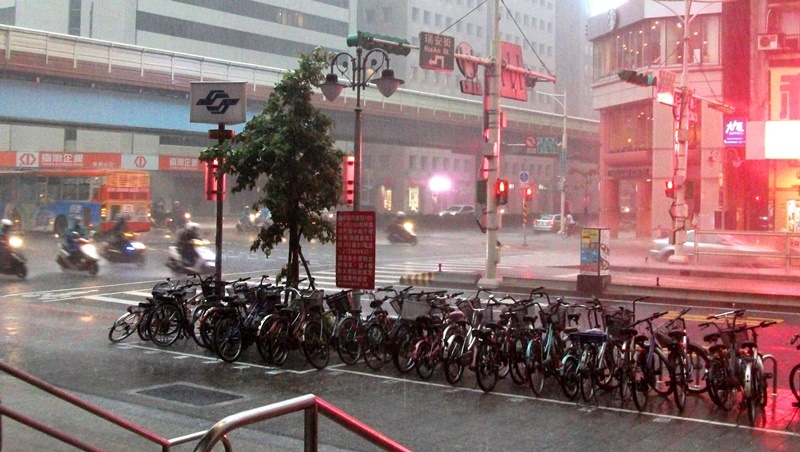好天氣掰掰，降溫10度！雨傘外套不能少，上下班恐遇大雨