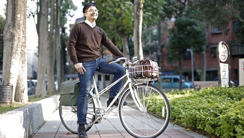 不愛讀書、遊學後愛上英語...他26歲創業代理荷蘭自行車，拚出千萬年營業額