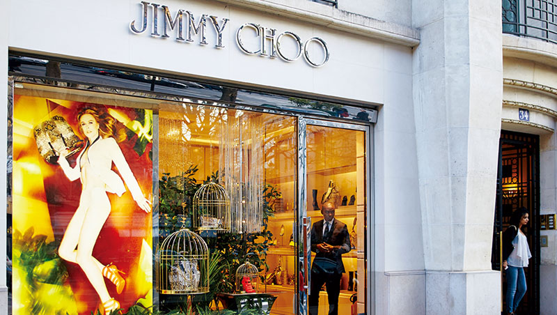 少了創業搭檔的Jimmy Choo漸失人氣，幾年前時尚迷在紐約第五大道搭帳棚排隊搶購的景象已不復見。