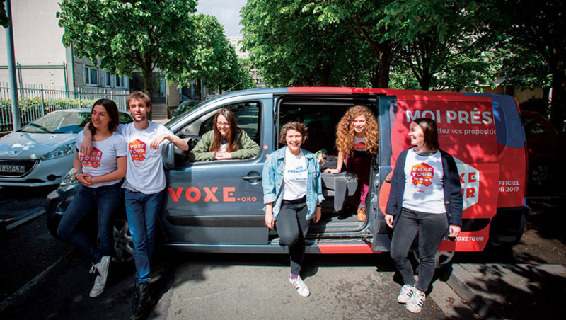 一輛小巴巡迴法國，Voxe 跟各地方團體合作，要讓全法國的邊緣少年試著發聲，免得「青年優先」再次淪為口號。