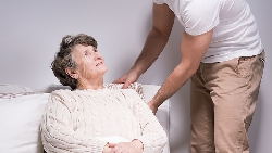 「我差點殺了久病的母親...」離職照護雙親：最大的不幸，是你以為苦守病榻才是孝順