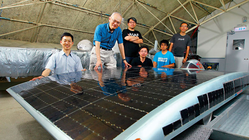 2005年鄭榮和（左2）與學生克難打造太陽能車，參加世界賽事( 右圖)，12 年後他們回到當初的鐵皮屋，不同的是，青澀學生已成搶手人才。