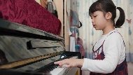 奧數、鋼琴、網球...華人覺得自己的子女很優秀，外國人卻只疑惑：為什麼中國孩子都學一樣的東西？
