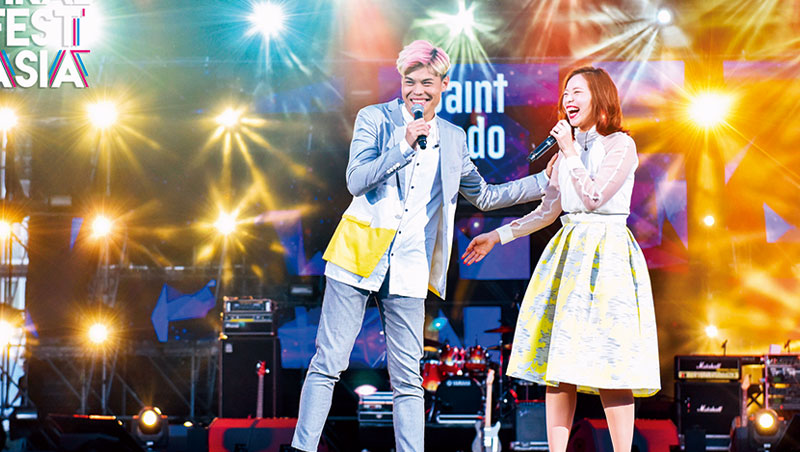 6月3日，亞洲最大網紅仲介商WebTVAsia 舉辦音樂節，旗下在YouTube 擁有106萬訂閱人數的網紅聖結石(左) 與老婆表演自創曲。