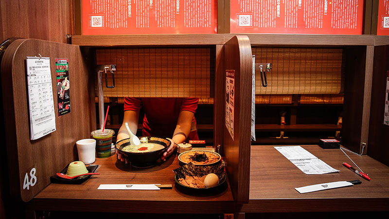 一蘭台灣分店重現日本的「味集中」座位，客人不用與店員交談就能吃到客製化好麵。