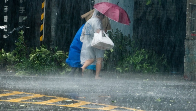 明天第二波「致災」梅雨鋒面轟炸台灣！雨鞋準備好，未來7天全台天氣都是「大雨、陣雨」