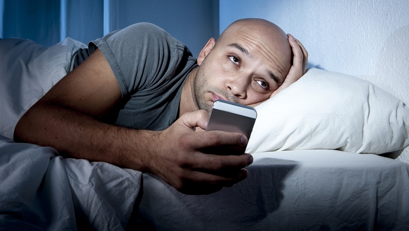 助眠App有用？休士頓大學研究：想睡好，最該丟掉的就是手機！