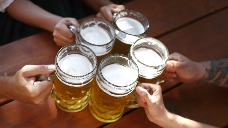 喝啤酒可不是統統「越冰越好」！達人告訴你：喝啤酒一定要知道的4個常識