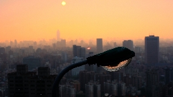 電等了就來，但都更卻等嘸...「釘子戶」就像堵在停車場出口的車，讓住戶們權益「斷電」