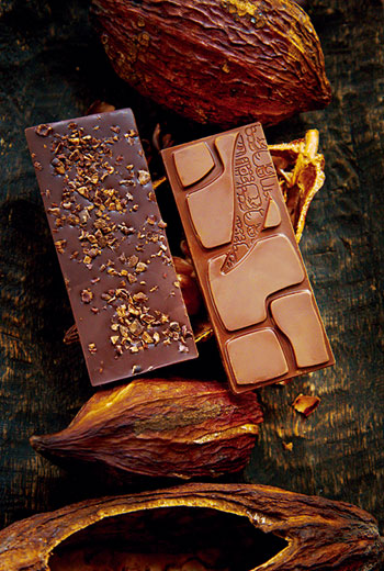 台灣１號62%（圖右）為福灣莊園巧克力ICA金獎作品。另一款台灣５號可可碎粒巧克力（圖左），同樣使用屏東產可可豆與豆仁，拿下銀牌。巧克力表面若有白霜屬正常現象，為可可脂白色結晶。