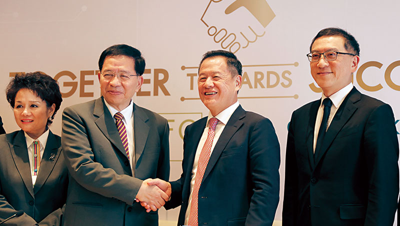 中信銀副董事長利明献（右2）指出，此次參股泰國銀行是「因地制宜」。左2 為LHFG 董事長拉特。