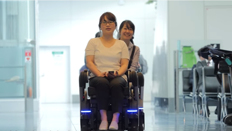 有需要的人都能用！東京羽田機場推「無人駕駛輪椅」，會自動排隊、後面還有推車能放行李