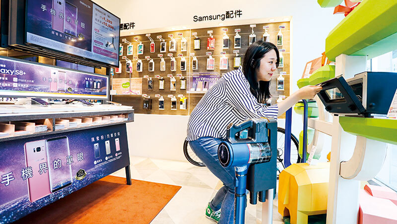 數位轉型的長期佈局》中華、台哥大、遠傳為何都在門市賣起掃地機器人、空氣清淨機？