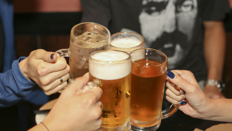 平常一口爛英文，一喝醉就超流利？研究證實：「喝酒」可增強外語能力！