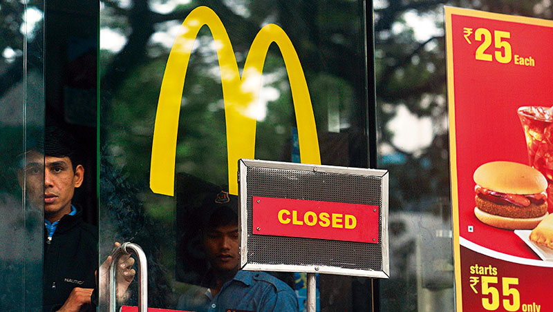 麥當勞為免印度供應商之一康諾特鬧出更大風波，決定關閉169家門市，恐有6,500名員工將失去生計。