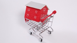 辛苦存到第一桶金，該拿去「買房」或「買股」？一個念頭，注定你最終是富有還貧窮