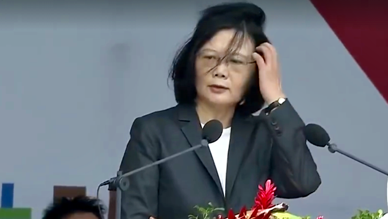 蔡英文國慶演說「頭髮亂飛」，形象管理專家建議：比起髮膠或造型師，總統更需要的是...