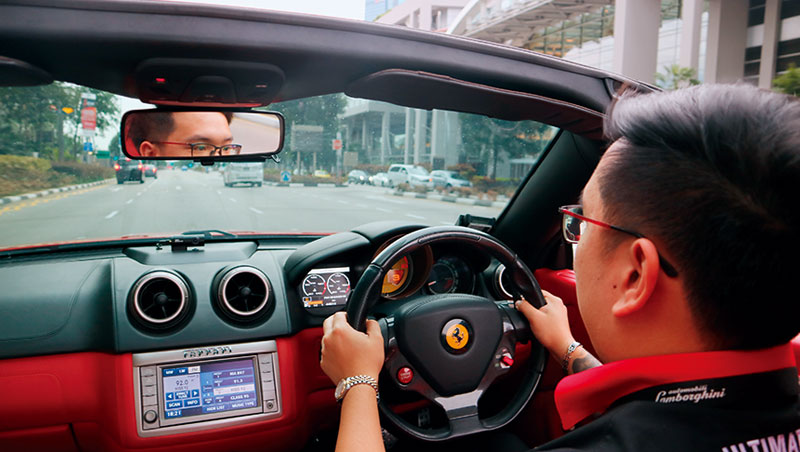 在新加坡F1賽道上試駕超級跑車。若開遠一點，進入隧道路段，超跑轟鳴回音在隧道裡回響（此為示意圖）。