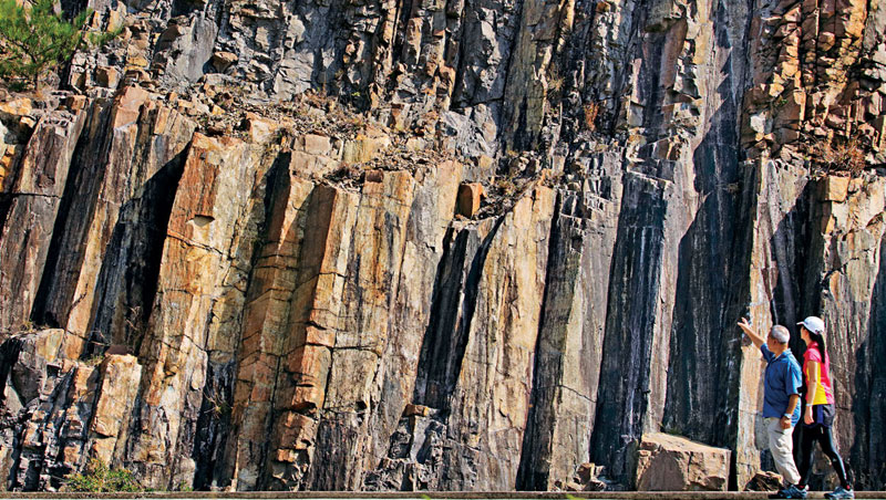 萬宜地質步道成排六角形岩柱非常壯觀。六角形岩柱多為偏黑色的玄武岩，這兒屬獨特的凝灰岩，呈淺色。