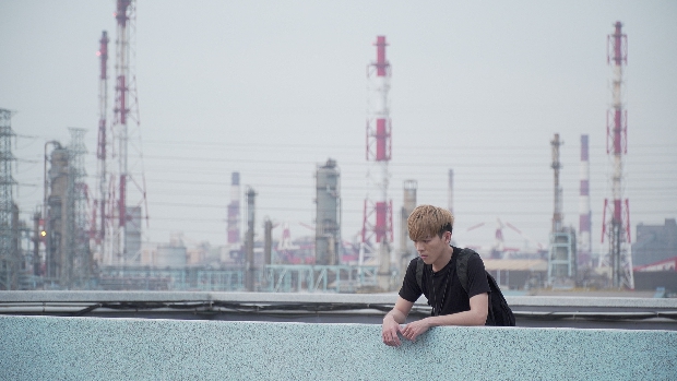 煙囪環伺的大提琴手