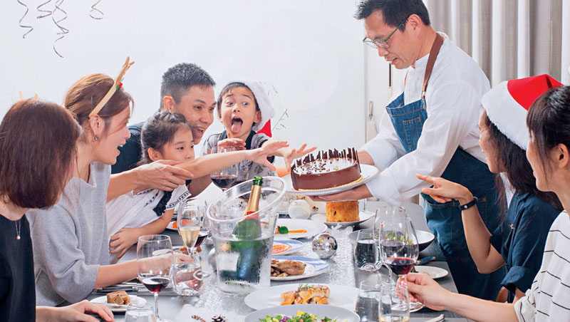 簡天才主廚（右站立者）為李昆霖執行長一家人設計的耶誕大餐，融合了法國傳統與李家人的口味，專屬的客製化服務。