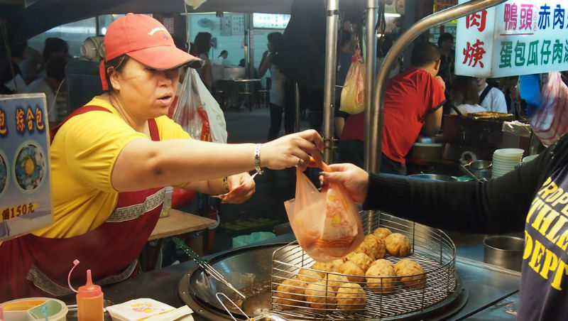 一個老美在台灣夜市的觀察：店家用塑膠袋裝食物、再用一個塑膠袋包著…真的太浪費！