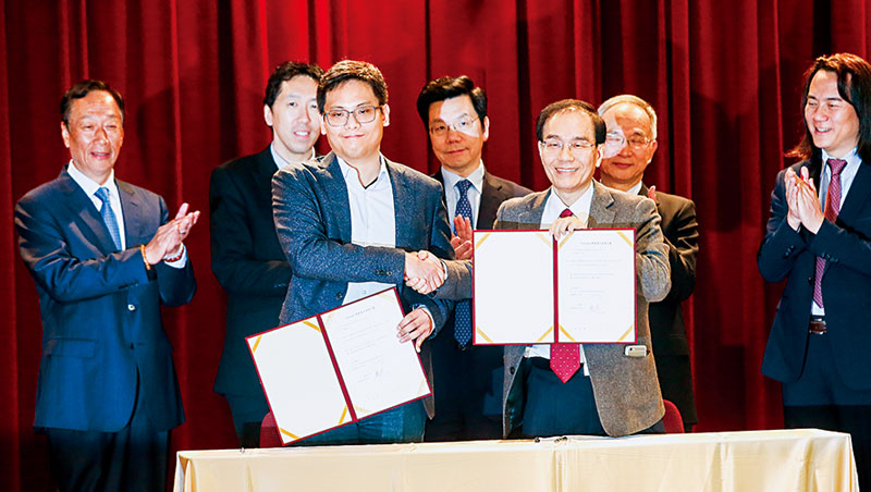 鴻海與華人界AI新創代表簽署合作協議，郭台銘（左1）說，100億美元也可以，只要有機會，都願意投資。