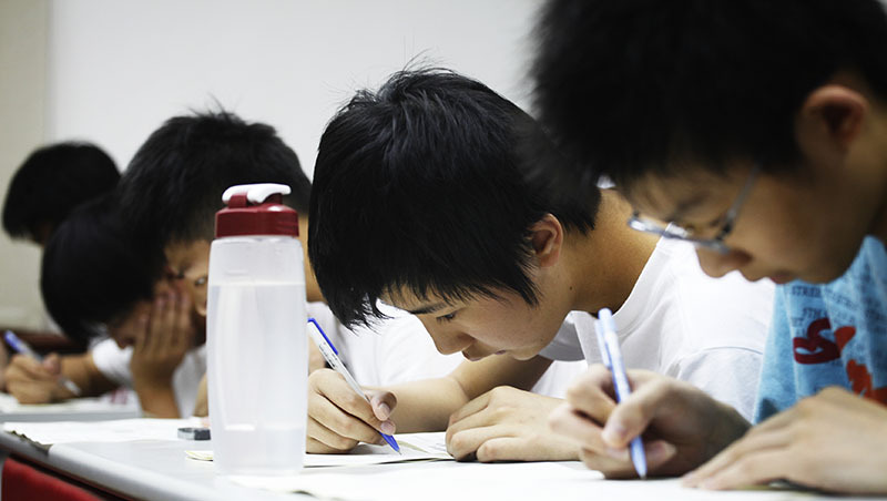 全校學測考不到40級分，不是學生跟老師的錯！補教老師告訴你台灣教育最荒謬的兩大怪象