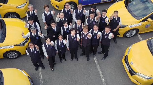 計程車女董，撐起一千運將家庭