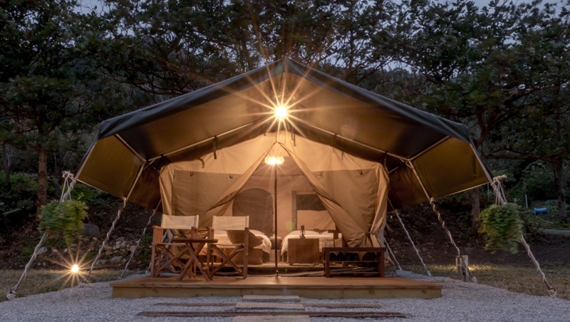 躺在床上，就能看星星的「星空帳篷」！打卡超美的台灣特色露營區，看完你也會想去露營