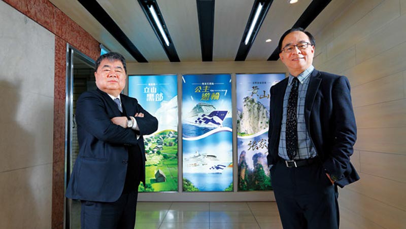 五福執行長謝宏明（右）計畫打造「旅遊業百貨公司」，未來大陸線、主題旅遊也將複製3大養客心法，做為布局重點。
