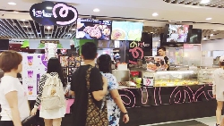 台灣7年級生靠「雞排加珍奶」，變新加坡成功女企業家！被問如何成功？她說：蹲在地上削地瓜