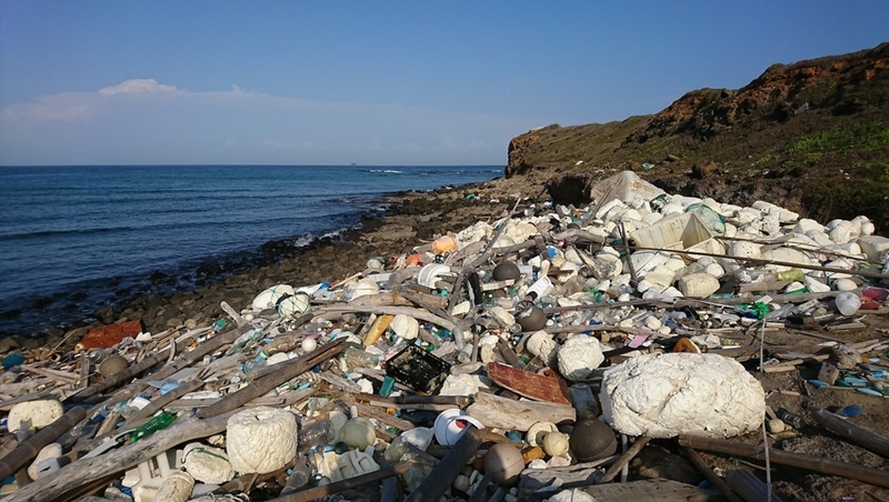 離島海岸堆滿廢棄寶特瓶，撿也撿不完！迎接夏天觀光旺季，考驗澎湖的垃圾清運問題