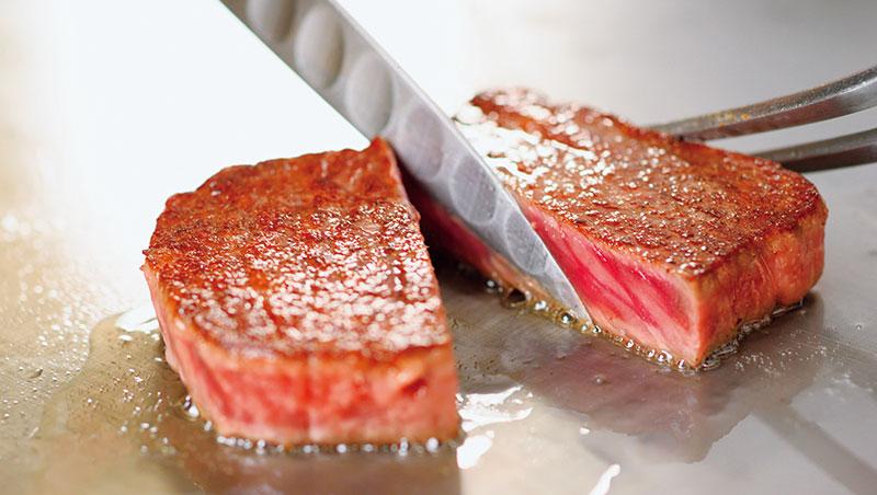 鐵板燒是呈現仙台牛風味的最好方式，在炙熱的鐵板上可聞到清新、淡雅的油香。