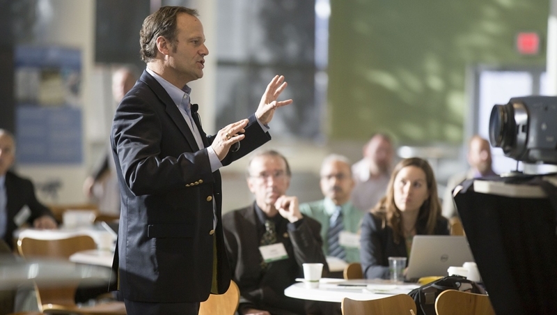 報告想緩和氣氛，說「我好緊張」其實超扣分！日本商學院教授：好簡報不該踩的3地雷