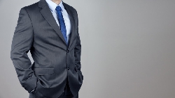 回顧年輕做生意破產碰到的人情冷暖...他感嘆：沒被窮困捅過幾刀的人，怎麼可能脫貧