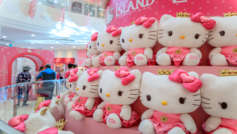 大型公仔拍照區、粉色電視牆、服務吧台...日本「Hello Kitty新幹線」聯名是這樣玩的！
