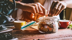 其實不是沒錢存，而是不想存...美國經濟學教授：這樣領薪水，較不容易儲蓄