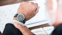 有錢人看見的「時間」和你不一樣！那些窮人、年輕無腦族永遠不會懂的一個道理