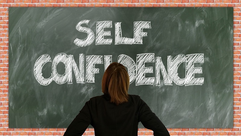 confidence man不是讚美！把名詞作形容詞用時，顯示「自信被當成狂妄」...3個用法含義大不同